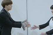 华体会皇马赞助商-回传握手微笑默契配合取得胜利
