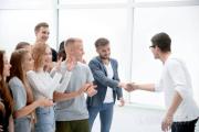 华体会皇马赞助商-回传握手微笑默契配合取得胜利