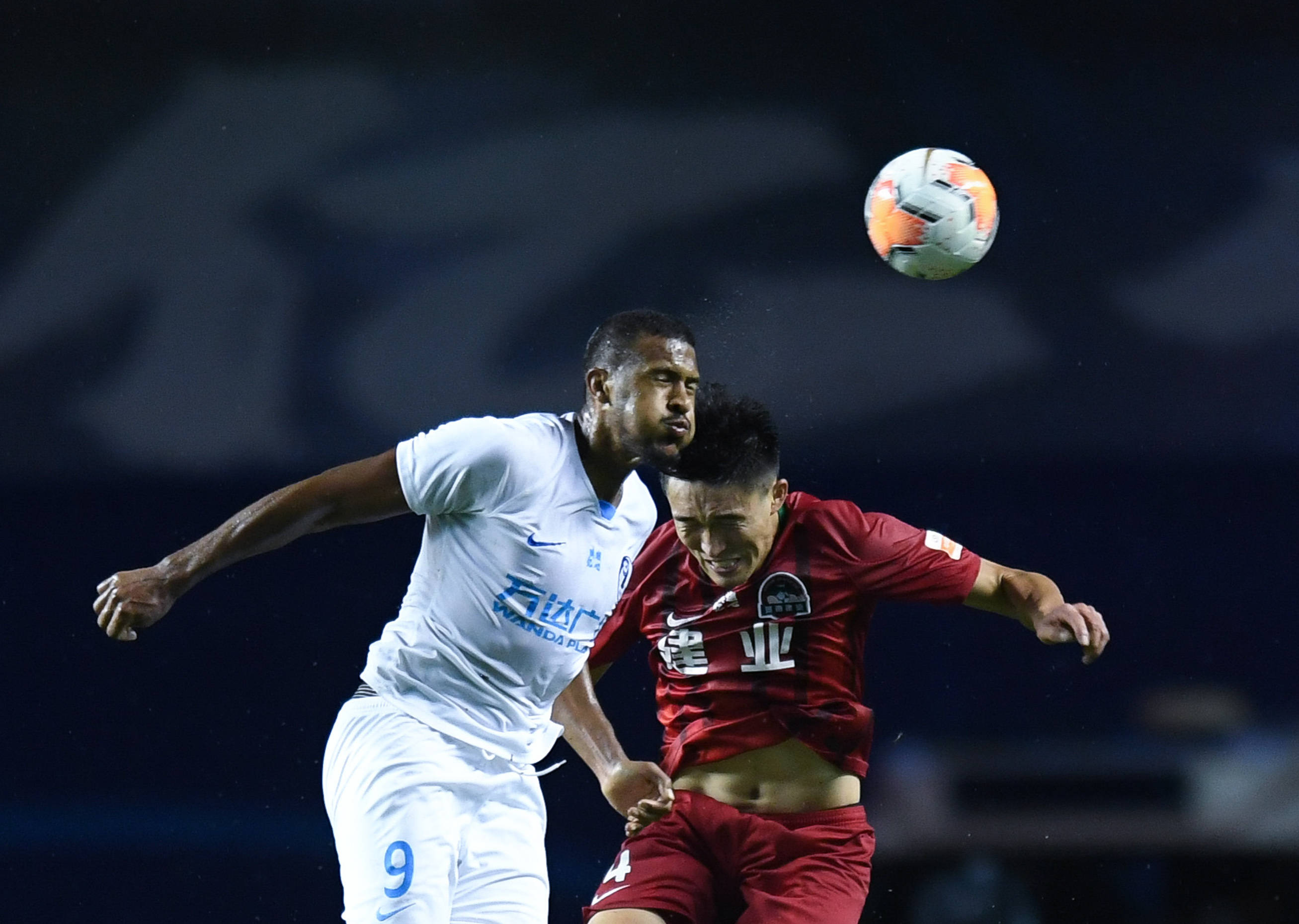 鲁能主场胜苏宁，跻身季后赛行列