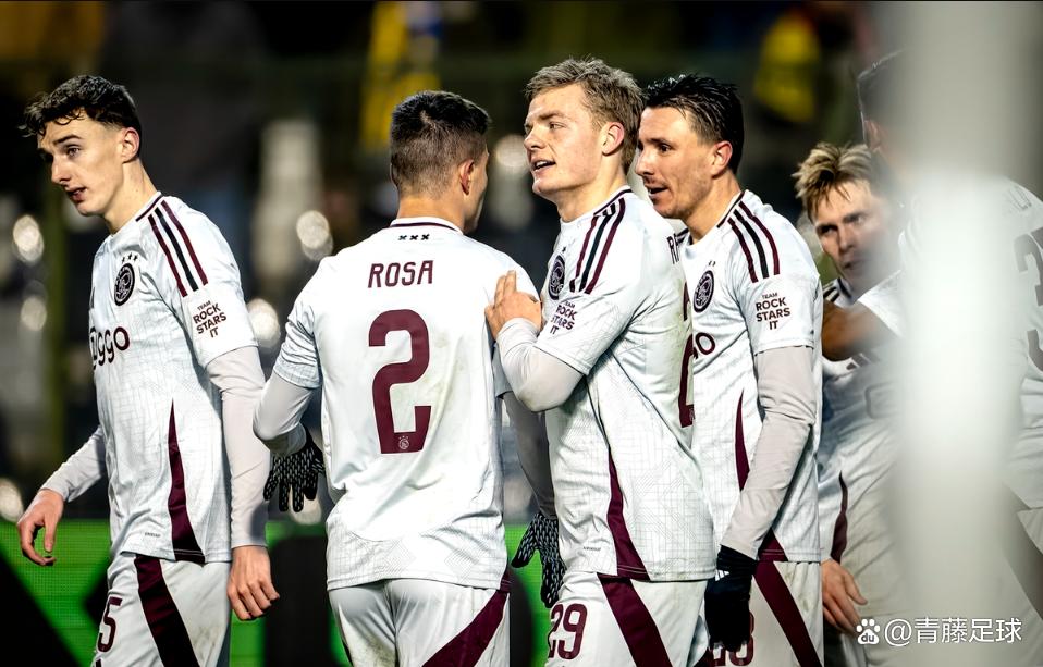 阿贾克斯逆转击败波尔图，晋级淘汰赛