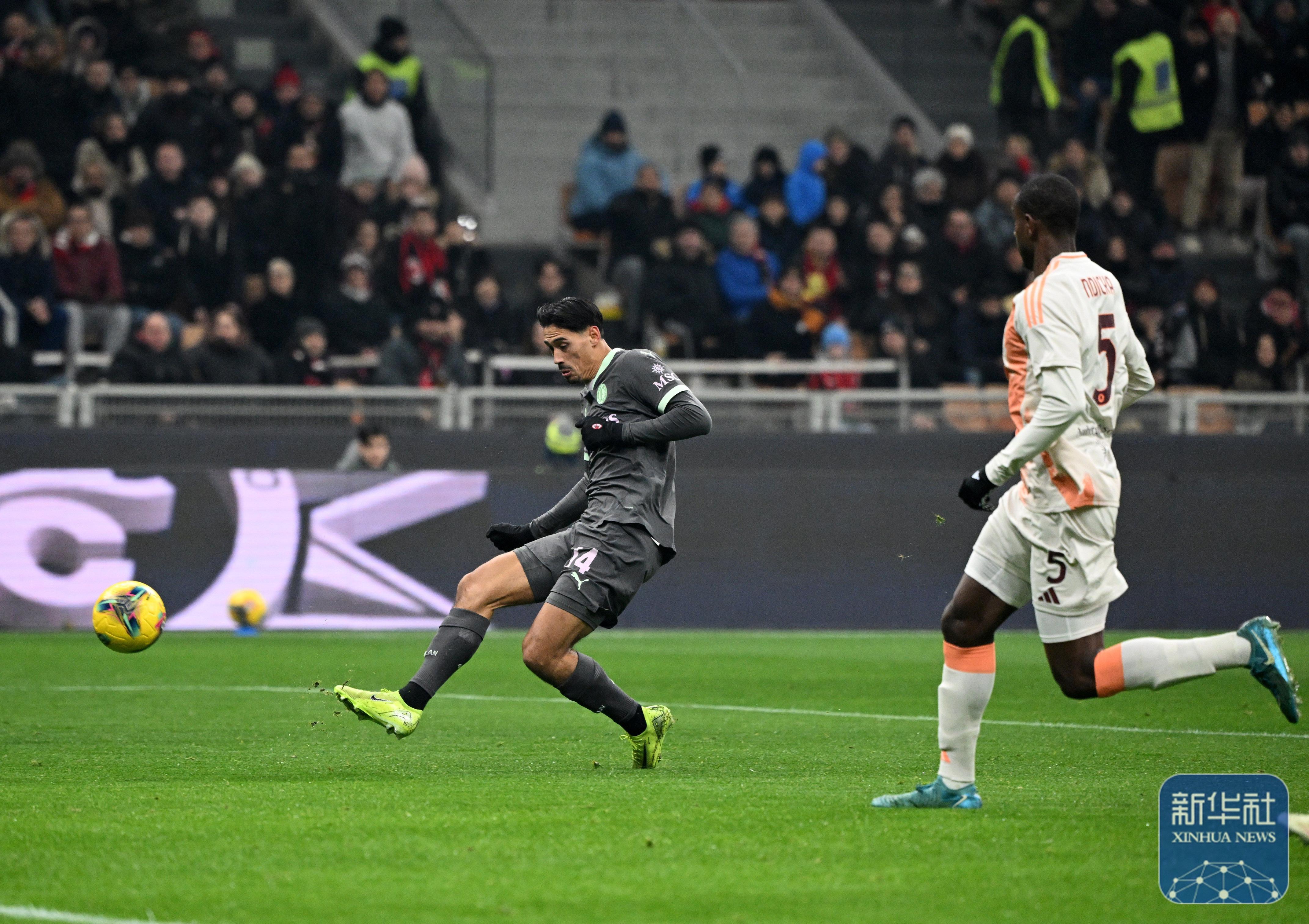 包含意甲比赛场面激烈，球员拼尽全力争夺胜利的词条