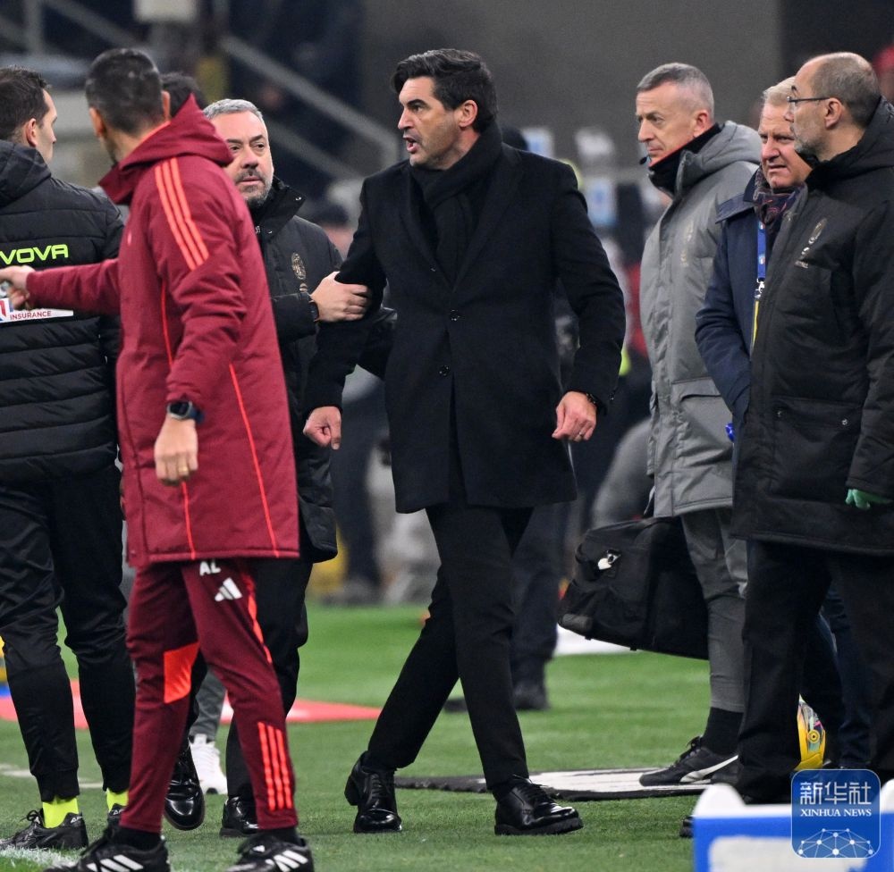 包含意甲比赛场面激烈，球员拼尽全力争夺胜利的词条