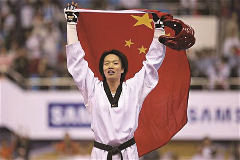 运动员们全神贯注，努力奋战争取荣耀