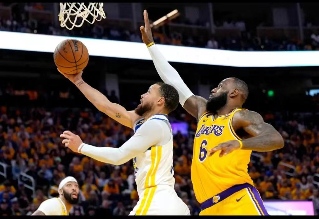 勇士主场击败湖人，晋级下一轮