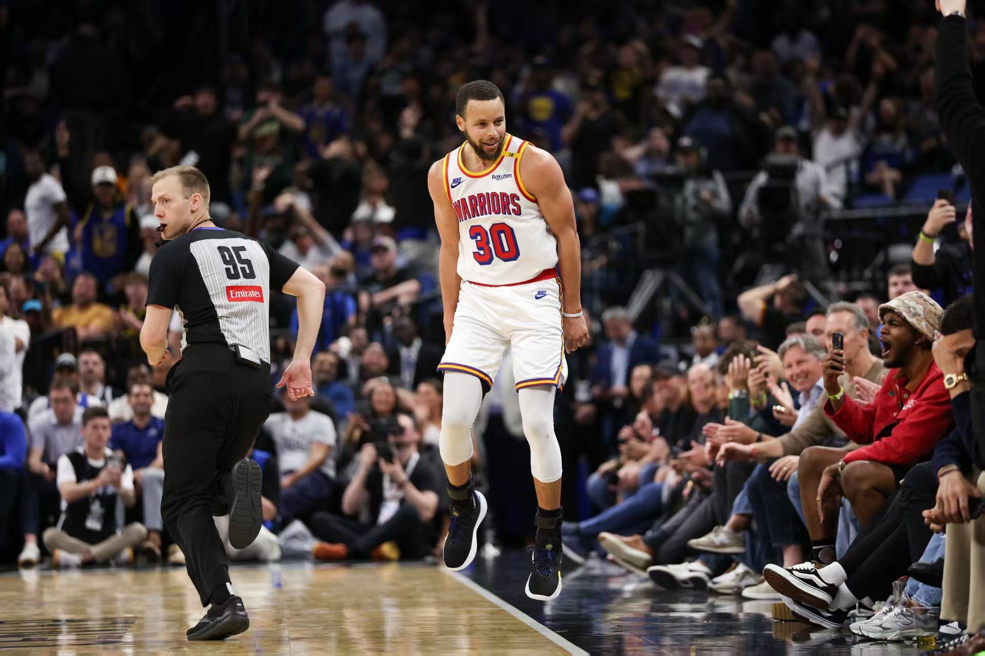 勇士赢得激烈对决，横扫尼克斯