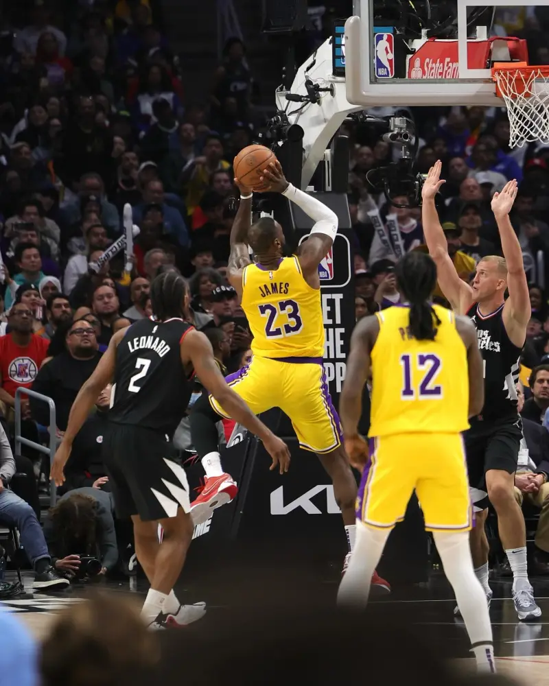 湖人惊险战胜雷霆，詹姆斯独揽三双领队逆转