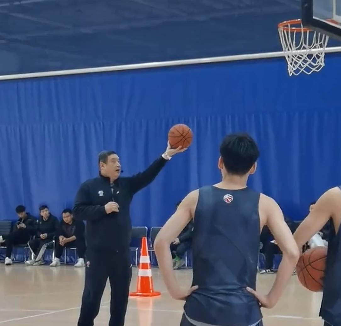 关于篮球明星新闻：名宿现场指导年轻球员的信息